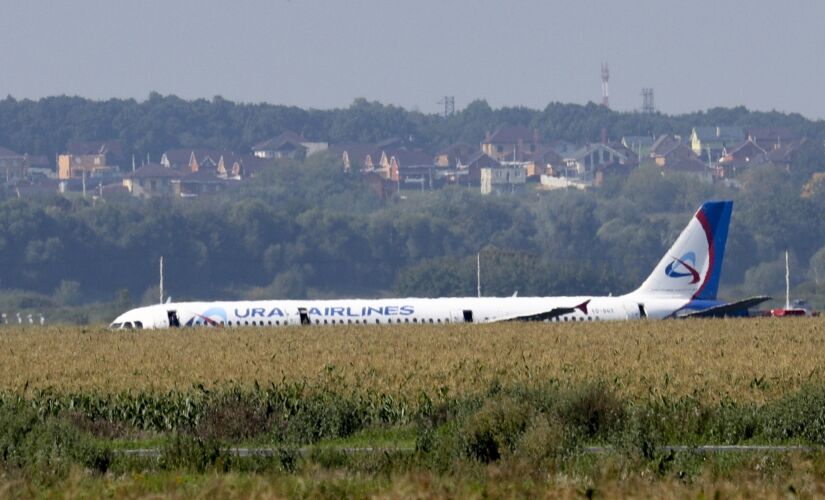 Avi&atilde;o  Ural Airlines fez um pouso de emerg&ecirc;ncia  em um milharal na regi&atilde;o de Moscou 