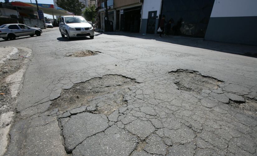 Na rua Maniçoba, altura do número 1.034, ainda existem diversos buracos espalhados pela via