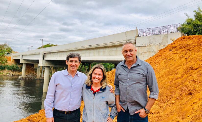 Prefeito de Porto Feliz, Dr. Cássio Prado ao lado da engenheira Nathalia Sgariboldi e do secretário de Obras Públicas, Carlos Aparecido