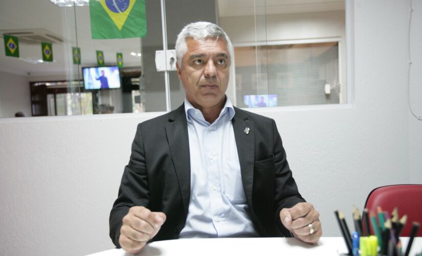 Senador diz que emenda seria prejudical, já que geraria desemprego, enfraquecimento de veículos e diminuição da transparência