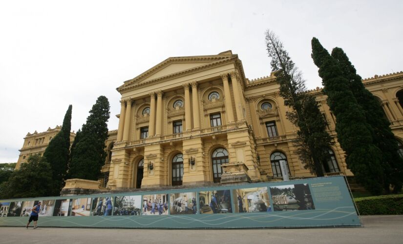 Empresa responsável pela reforma diz que as árvores estão localizadas em áreas que serão alteradas pelas obras no museu