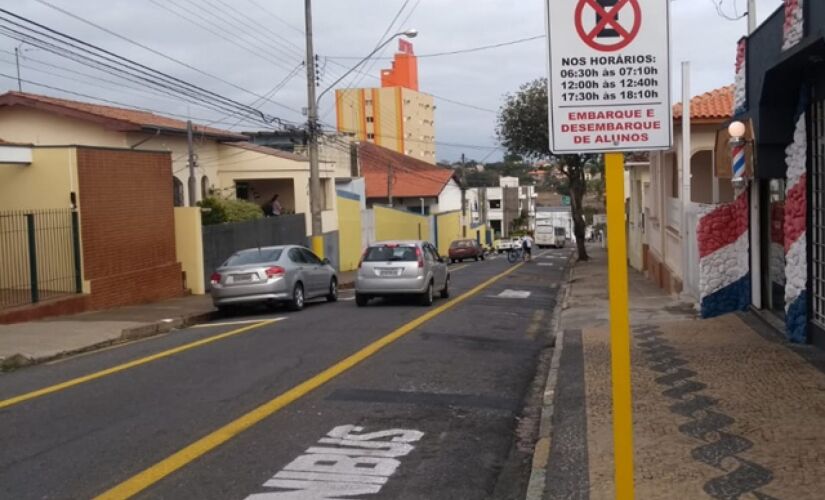 Secretaria de Trânsito de Tietê realizou nova sinalização em vias e regulamentou uma parada de ônibus na escola Plínio, em Tietê