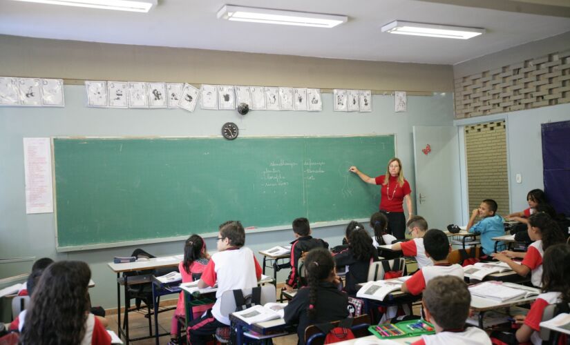Já para professor de educação básica II de Geografia, História, Ciências  e Educação Especial, são cinco vagas para cada