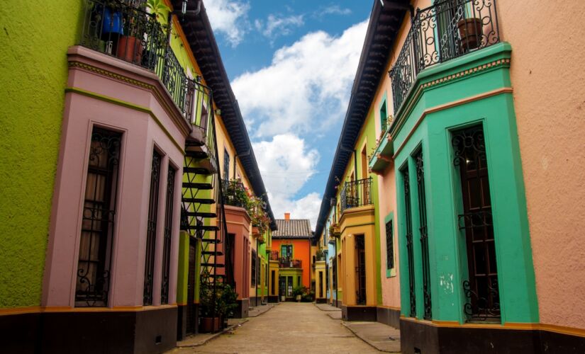 CENTRO HISTÓRICO.
O colorido dos prédios históricos chama a atenção no centro de Cartagena. Caminhar pelas ruas é ter a certeza de conhecer um pouco dos vários estilos arquitetônicos da cidade, além, claro, da receptividade dos moradores e do calor caribe