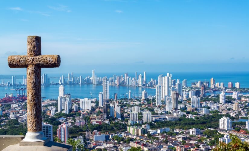 Chamado de Cerro de La Popa, a cruz está no topo da igreja e convento colonial da Ordem dos Agostinianos Recoletos, construída entre 1606 e 1611. A vista estonteante mostra a mistura da história com a modernidade de Cartagena.  