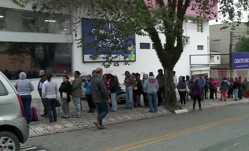 Fila se formou em uma feira de empregos para pessoas com mais de 40 anos, no Centro de São Bernardo do Campo, no ABC