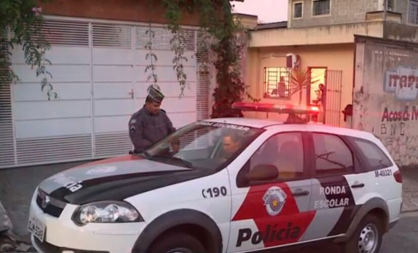 Grupo conseguiu imobilizar o homem antes da chegada dos policiais militares, que detiveram o assaltante na zona norte