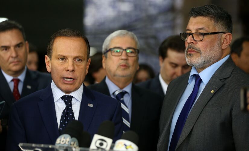 O governador João Doria (PSDB), ao lado do deputado federal Alexandre Frota, durante coletiva