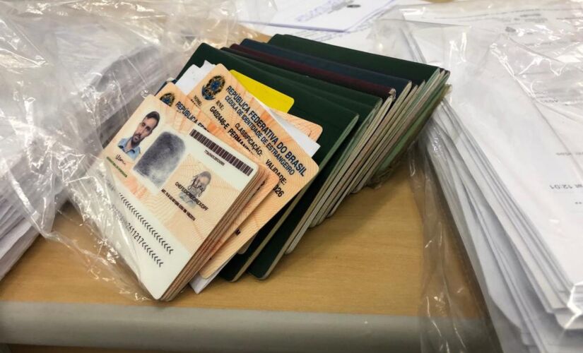 Documentos de terceiros apreendidos em um dos endereços vistoriados pela operação da Polícia Federal em São Paulo
