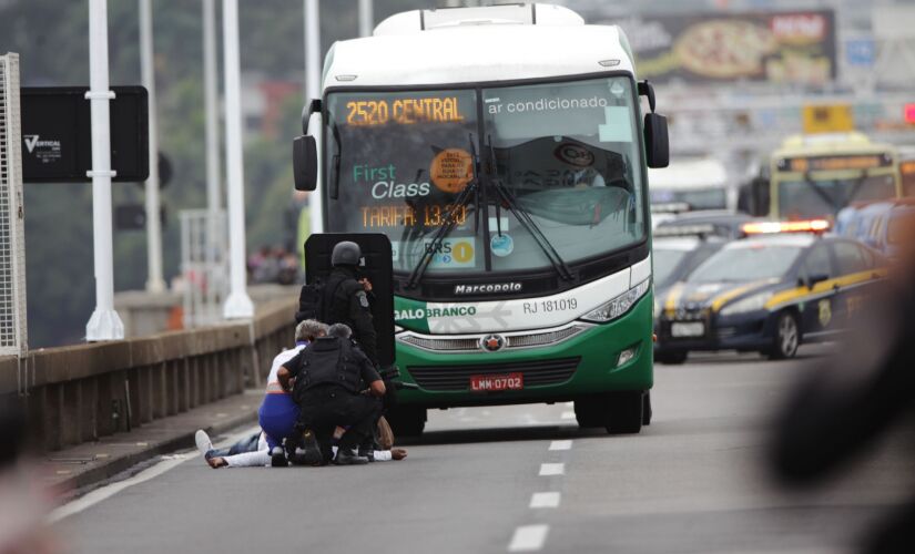 Uma das reféns desmaiou após ser liberada de ônibus sequestrado na Ponte Rio-Niterói, ontem