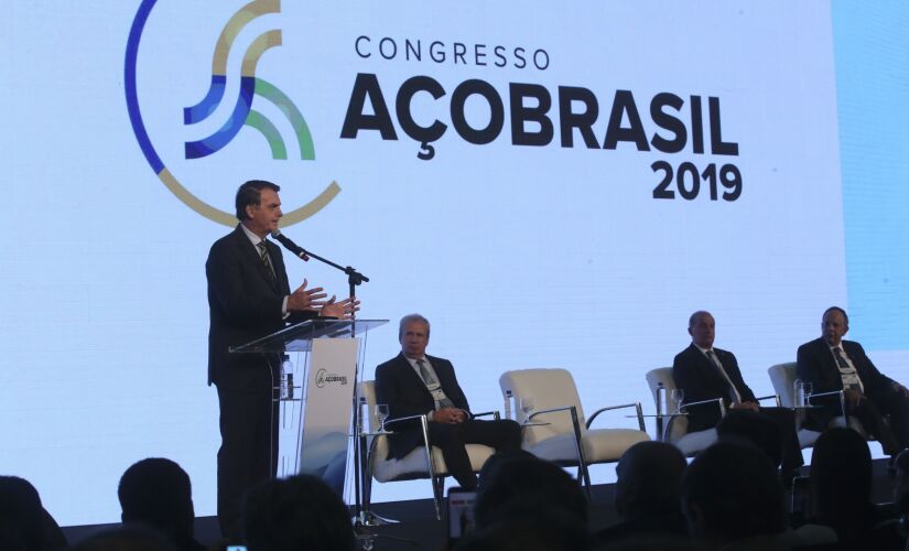 Presidente também acusou alguns governadores da região de serem 'coniventes' com os incêndios