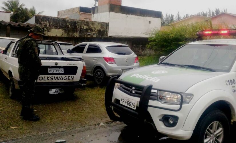 Os policiais receberam a informação que o veículo, uma camionete de cor branca, seria produto de roubo, furto ou clonagem