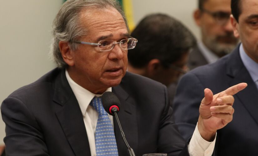 Mesmo contra Bolsonaro e Maia, o ministro da Economia, Paulo Guedes, defende a  volta de imposto sobre transações financeiras