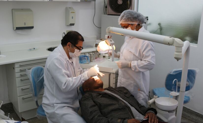 Para o atendimento dos pacientes, o consultório ganhou cadeiras, refletores e aparelhos de ultrassom