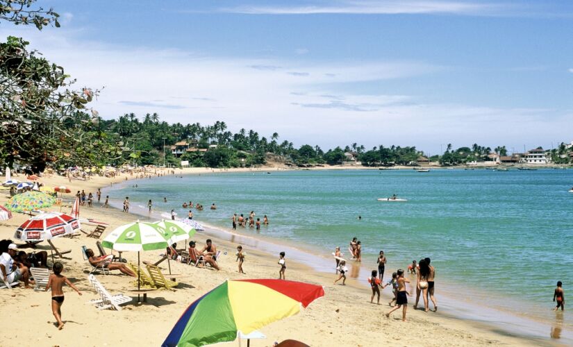 A cidade de Guarapari fica a 50 km de Vitória e tem algumas das praias mais bonitas do litoral capixaba. Elas oferecem águas limpas, calmas, vegetação litorânea e boa infraestrutura turística, com hotéis e restaurantes. Algumas dessas praias têm a chamada