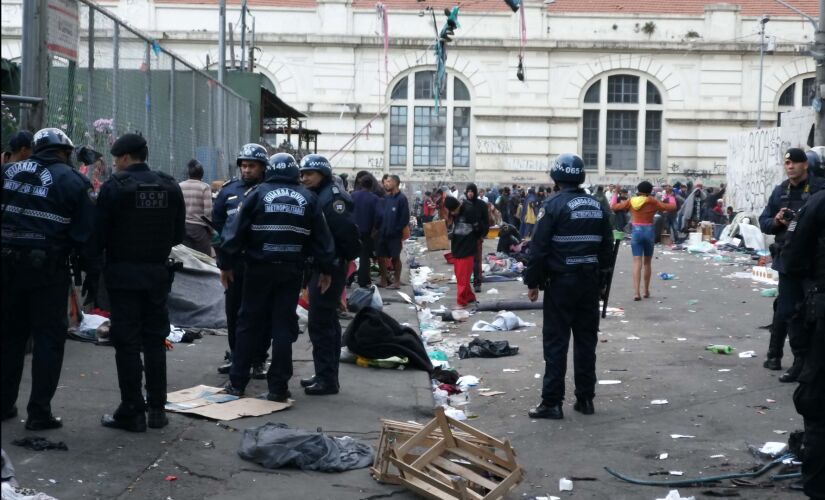 A Polícia Civil e Guarda Metropolitana realizaram operação contra o tráfico de drogas na cracolândia