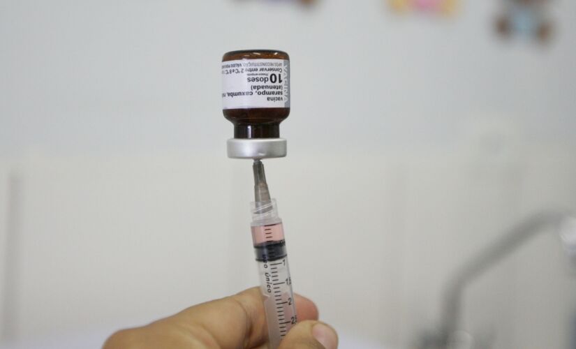 Coordenadora afirmou que têm sido aplicadas 70 mil doses por dia, 3 vezes mais do que antes, e que o estoque não está dando conta