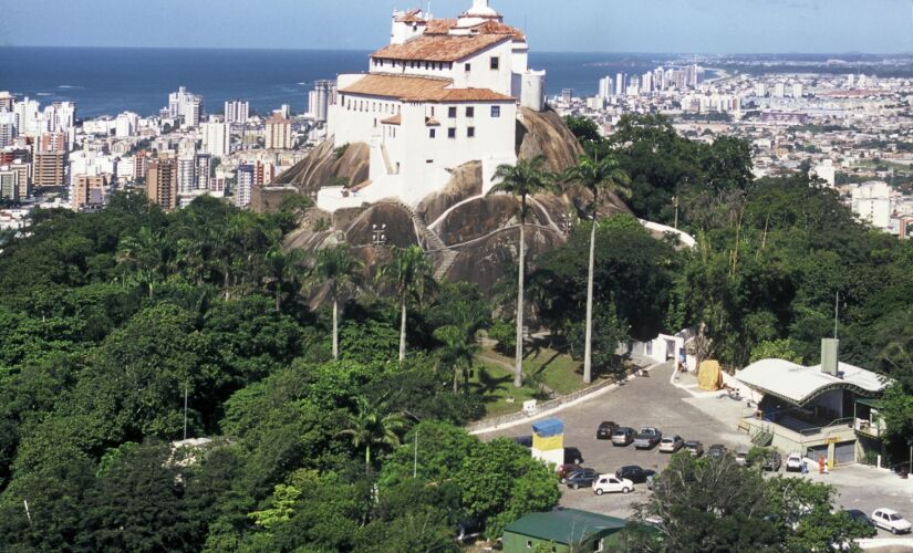 CONVENTO DA PENHA. 
Construído em 1558 no alto de um penhasco na cidade vizinha de Vila Velha, para chegar até lá a pé é necessário percorrer uma trilha de 1,5 km. Dá para chegar de carro - e a vista que se tem lá de cima impressiona. A entrada no convent