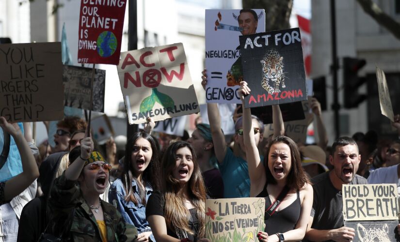 Manifestantes protestaram em frente à embaixada do Brasil em Londres, Inglaterra, na sexta-feira 