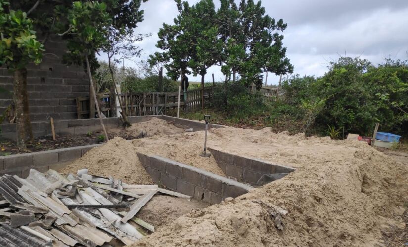 Policiais ambientais encontraram as construções ilegais no bairro da Barra do Ribeira, em Iguape