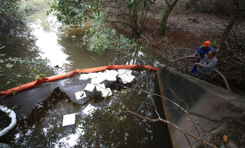Novo vazamento de óleo foi registrado em empreendimentos da Petrobras nesta terça-feira e atingiu a área de mangue e o mar