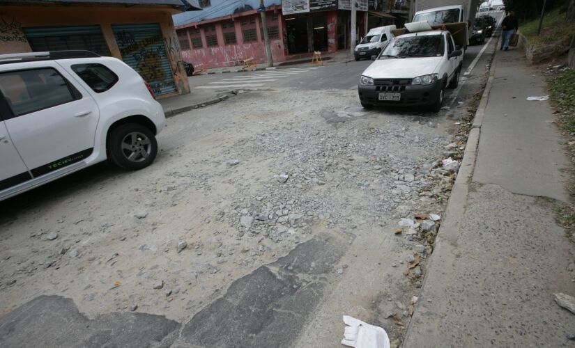 Avenida Felício Barutti  fica às margens da rodovia Régis Bittencourt, na cidade de Taboão da Serra