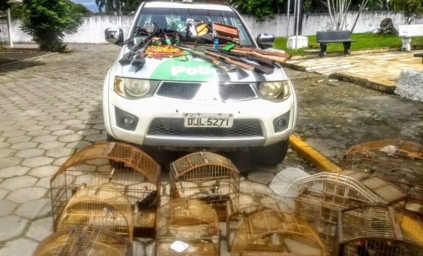 Na casa de um dos suspeitos a polícia ambiental encontrou 73 munições, quatro espingardas de pressão e 22 aves silvestres