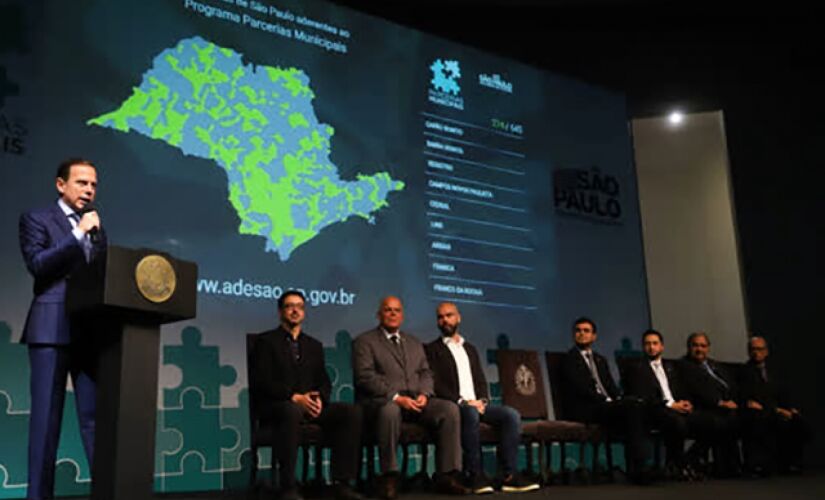 Governador João Doria recebeu os prefeitos das cidades do interior 
de SP; prefeito de Tietê, Vlamir Sandei, compareceu ao evento 