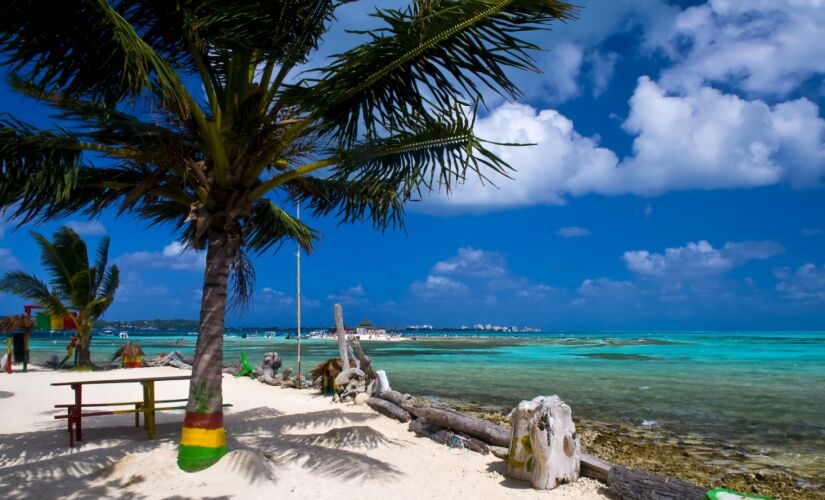 Localizado no mar do Caribe, mas pertencente à Colômbia, San Andrés traz as belezas naturais que um arquipélago tem direito, como águas limpas, areia branca, calor o ano todo e paisagens únicas