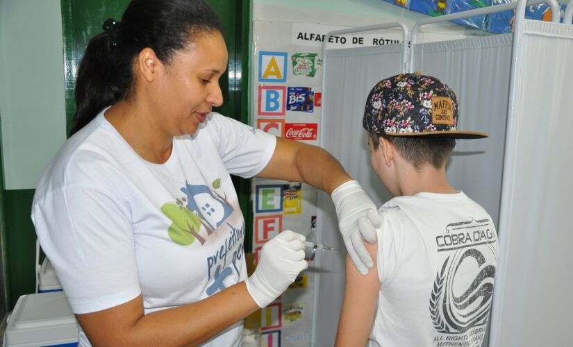 Pessoas de 1 a 29 anos devem tomar duas doses da vacina tríplice