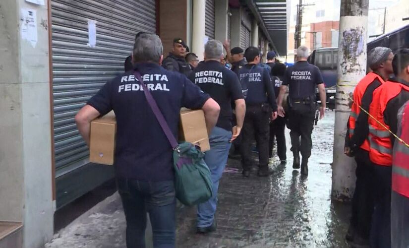A Receita Federal fiscalizou na manhã de ontem mais de 600 boxes de um shopping popular no Brás
