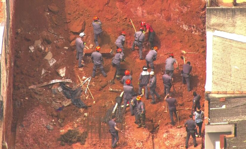  Deslizamento de um barranco na região da Penha, na zona leste