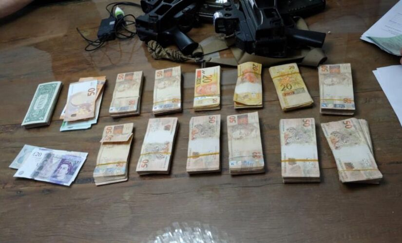 Dinheiro apreendido na casa de um dos investigados na operação Vagatomia, da Polícia Federal, em Jales