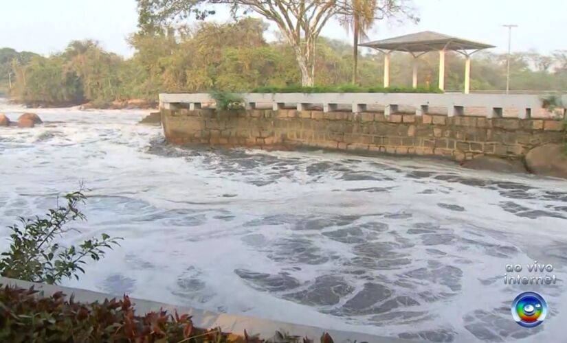A chuva dos últimos dias provocou a cheia do Rio Tietê, em Salto, e 
a formação de muita espuma, que começou a se dissipar ontem