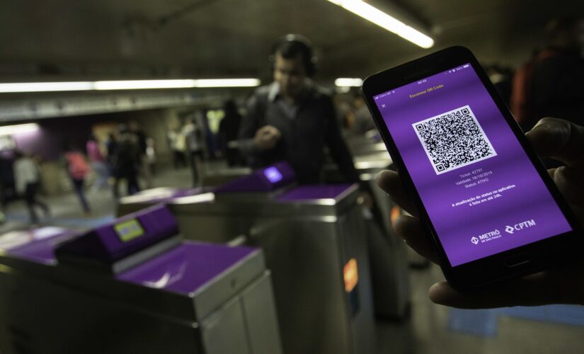 Foram instalados dois leitores de bilhetes com QR Code em cada estação participante