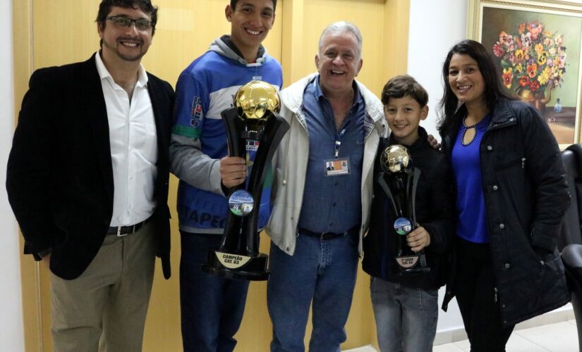 Guilherme Oliveira de 15 anos (esq) e o seu irmão, Matheus Oliveira de 11 anos (dir), ao lado dos pais e o prefeito Jorge Costa 