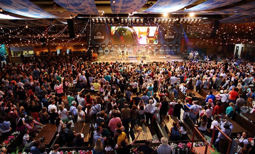 Oktoberfest.
A festa acontece entre 9 e 27 de outubro, e a programação é extensa. A cerveja é a atração principal, mas os participantes também aproveitam as apresentações de bandas típicas, desfile e a gastronomia alemã. Mais informações no site oktoberfe