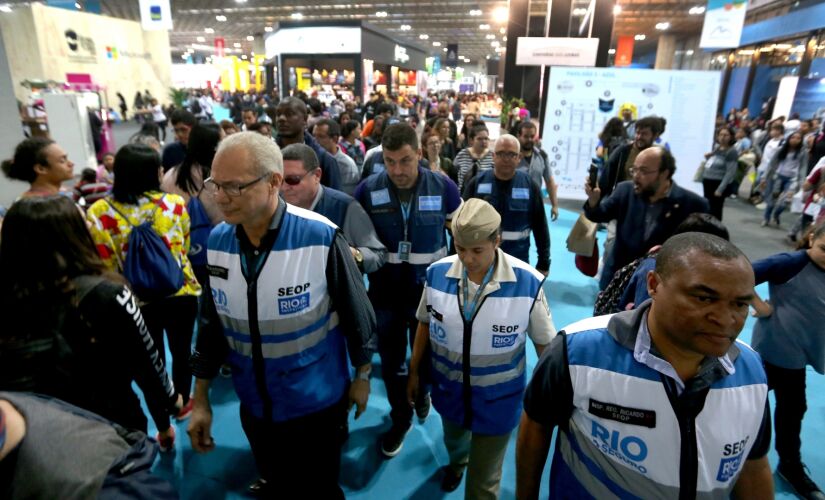 Uma equipe da Prefeitura do Rio de Janeiro chegou à Bienal do Livro por volta do meio-dia de sexta