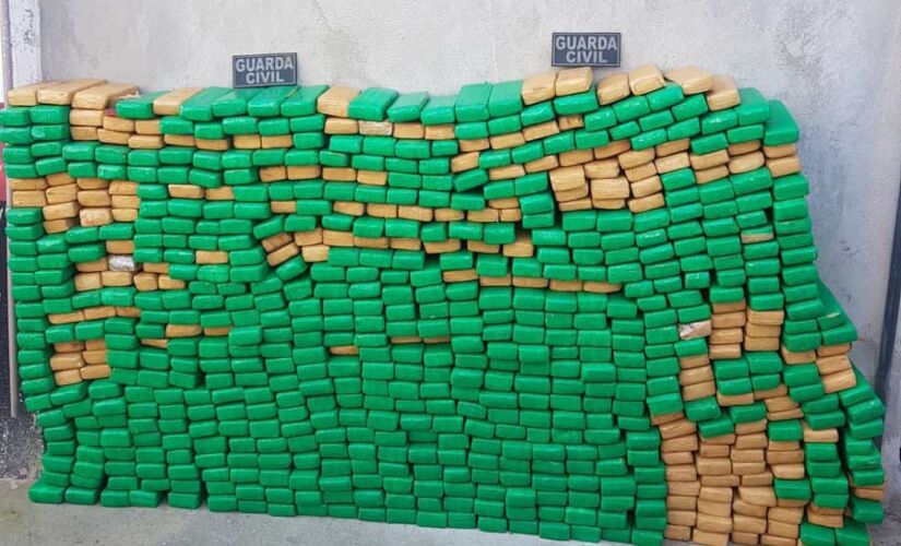 Após troca de tiros, GCM de Embu das Artes apreendeu cerca de 600 quilos de maconha e prendeu um suspeito no Jd. Santo Antônio