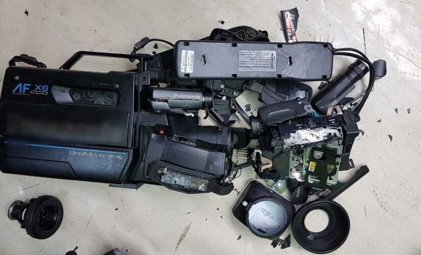 O estúdio foi revirado e os equipamentos depredados; até a tarde de ontem ninguém havia sido preso