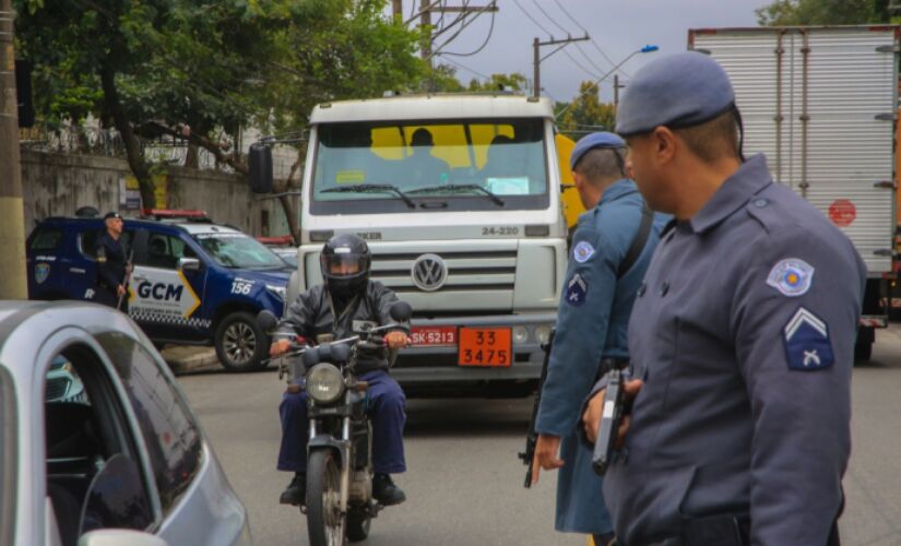Operação abordou 71 pessoas e vistoriou 66 veículos; ação 
em São Caetano do Sul contou com 40 agentes de segurança