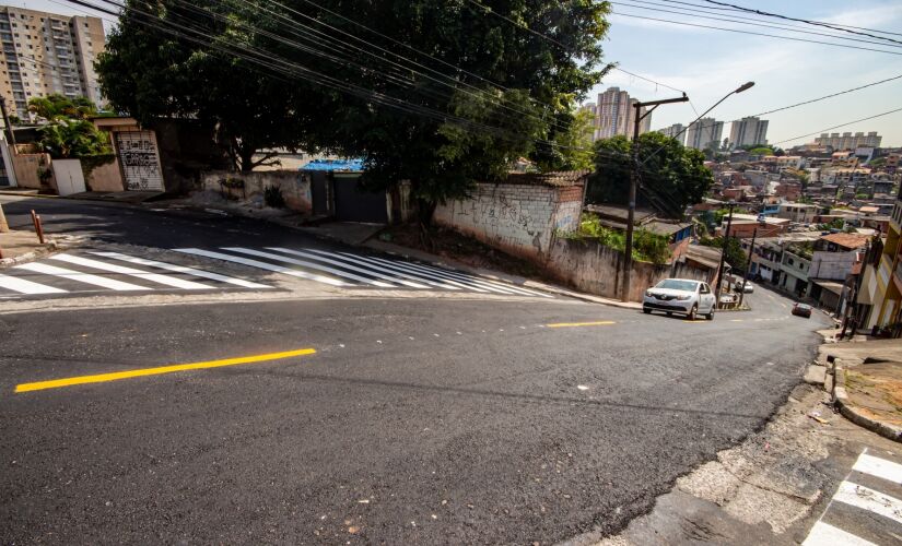 Rua Beatriz Augusta, que é íngreme, liga o Jardim Beatriz a estrada São Francisco em Taboão da Serra