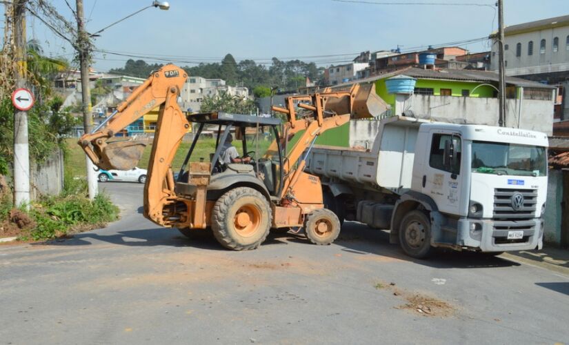 Além de varrição e recolhimento de matos em ruas e vielas, , houve 64 viagens de caminhão para retirada de entulho e cata-bagulho