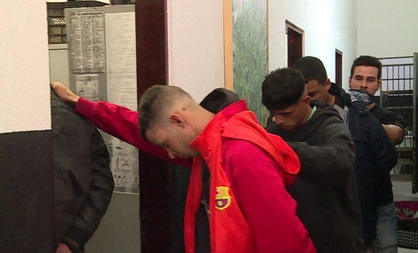 No último domingo, a Polícia Civil prendeu quatro homens 
em Guarulhos, suspeitos de roubar a casa de bolivianos 