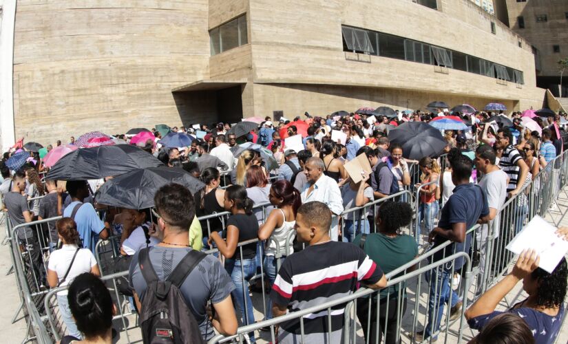 Expectativa é atender 1,5 mil pessoas por dia, com distribuição de senhas, até sexta-feira
