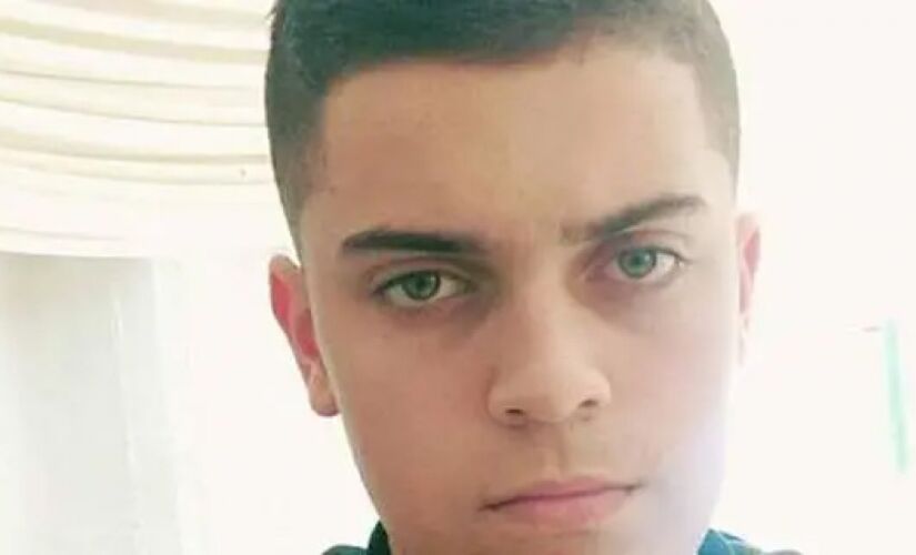 Samuel Campos, de 18 anos, recebeu cerca de 30 golpes de faca e ainda teve o corpo incendiado