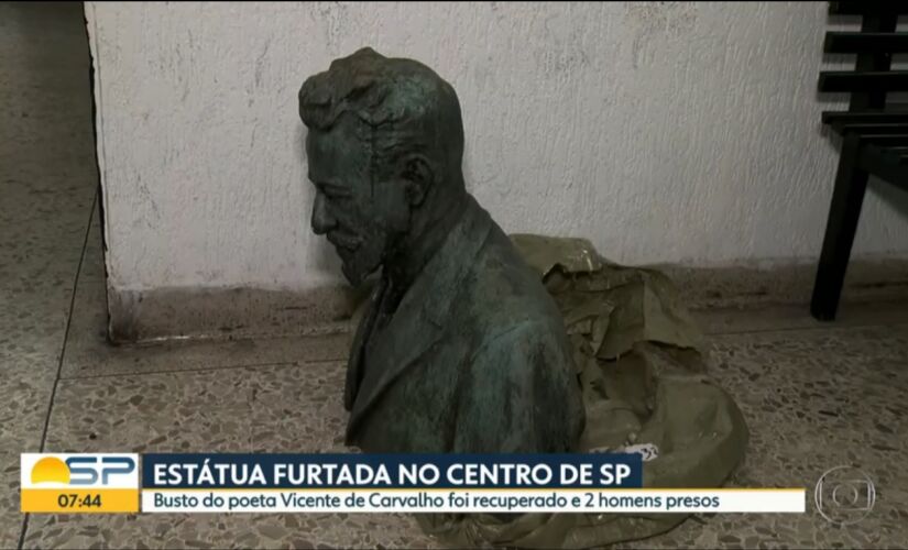 Dupla foi presa em flagrante no momento em que carregava o monumento com a imagem do escritor Vicente de Carvalho