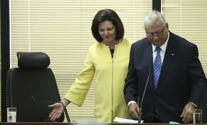 A procuradora-geral da República, Raquel Dodge, transmitiu o cargo a  Alcides Martins nesta quarta