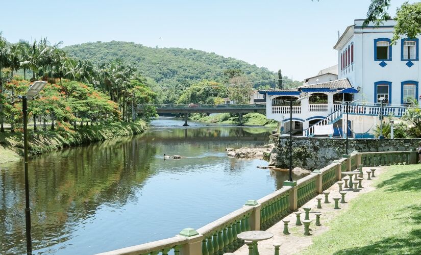 RIO NHUNDIAQUARA. Nas suas margens, há feiras de artesanato, restaurantes e bancos para sentar e admirar a paisagem. A água é limpa, dá para ver os peixes e em alguns trechos, a pesca é permitida. Para quem gosta de ação, tem passeio de boia-cross, raftin