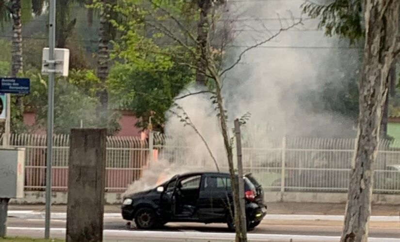 Na manhã de quinta-feira, um carro pegou fogo em Jundiaí; carro foi consumido pelas chamas e ficou totalmente destruído